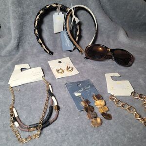 Universal Thread A New Day Womens Gold Brown Sunglasses Accessory Bundle